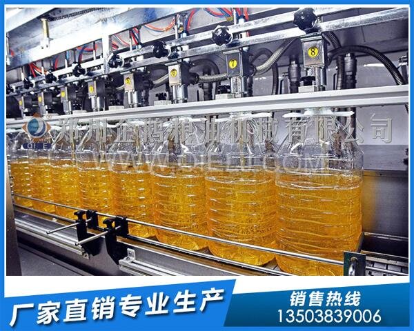 企鵝榨油機(jī):廣西來賓年產(chǎn)1萬噸花生油生產(chǎn)線投產(chǎn)(圖3) 花生油灌裝生產(chǎn)線